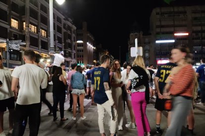 Los leoneses que estuvieron viendo el partido en televisión salieron a la calle al filo de las doce de la noche. P.I.