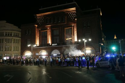 La Policía acordonó la fuente de Santo Domingo y los aficionados se quedaron en la acera. FERNANDO OTERO