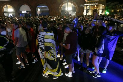 Decenas de personas disfrutaron en el centro de León la victoria madridista. FERNANDO OTERO