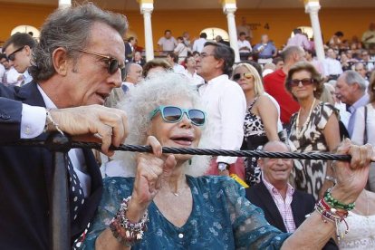 La duquesa de Alba y su entonces prometido, Alfonso Díez, durante la corrida de la Feria de San Miguel en Sevilla. JOSÉ MANUEL VIDAL | EFE