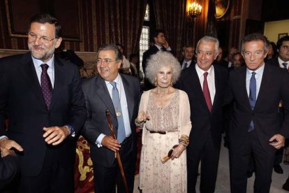 La duquesa de Alba con el presidente del Gobierno, Mariano Rajoy, el alcalde de Sevilla, Juan Ignacio Zoido,  el expresidente del PP andaluz Javier Arenas y el marido de la duquesa de Alba, Alfonso Díez, en un acto en Sevilla en el 2011.  EDUARDO ABAD | EFE