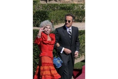 La duquesa de Alba, acompañada por su entonces novio, Alfonso Díez, a su llegada a la boda de Rafael Medina, en Toledo. PÉREZ HERRERA | EFE