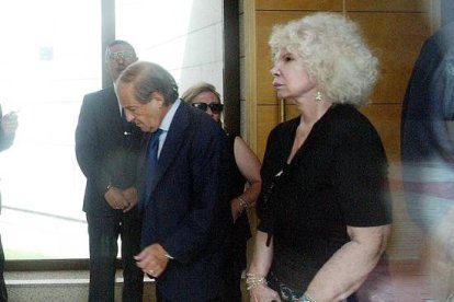 La duquesa de Alba con José María Garcia en  el velatorio de Carmina Ordoñez. JUAN MANUEL PRATS
