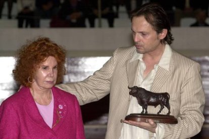Miguel Bosé, hijo del torero Luis Miguel Dominguín, y la duquesa de Alba, Cayetana Fitz-James Stewart, durante un homenaje a Luis Miguel Dominguín en Sevilla. JULIO MUÑOZ | EFE