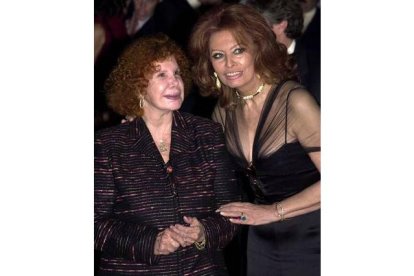 La actriz italiana Sofía Loren y la duquesa de Alba durante una visita al Salón Internacional del Caballo de Sevilla. EMILIO MORENATTI | EFE