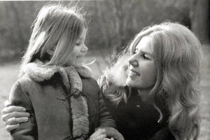 La duquesa de Alba con su hija, Eugenia, en el año 1975.