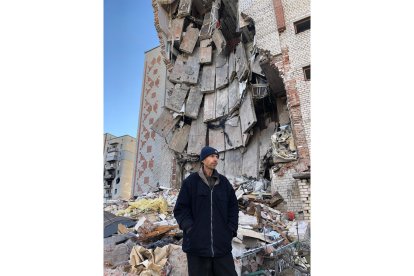 Viktor, de 55 años, delante del inmueble de ocho pisos derrumbado por un misil. GERVASIO SÁNCHEZ