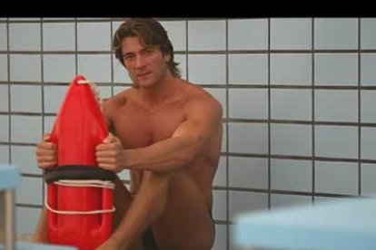 Miguel Ángel Rojo Villanueva posa con uno de sus instrumentos de trabajo en las instalaciones de la piscina en la que trabaja como socorrista.