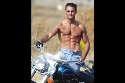 Iñaki Brea y su Harley hicieron un alto en el camino para la cámara de León al Sol.