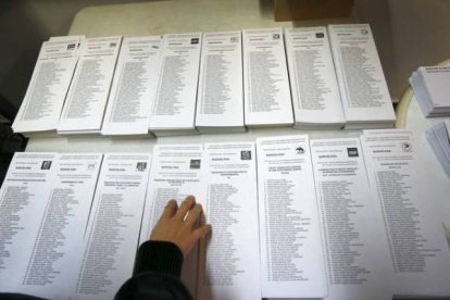 Ambiente en el colegio electoral de la Asociacion de Vecinos El Turó. DANNY CAMINAL