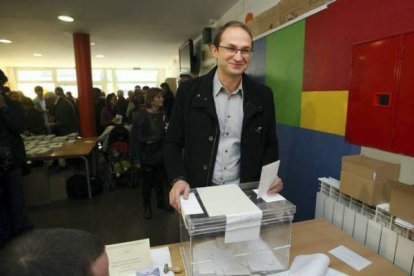 Joan Herrera, candidato de ICV, votando en su colegio electoral. ELISENDA PONS