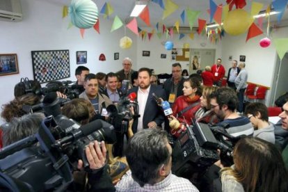 El lider de ERC, Oriol Junqueras, acompañado de Alfred Bosch, en la sede de la Asociacion de Vecinos El Turó. DANNY CAMINAL