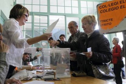 Una mujer ejerce su derecho a voto en Figueras. Jordi Ribot Punti/ICONNA