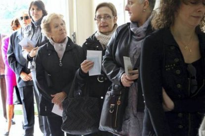 Los electores esperan turno para depositar su voto. Jordi Ribot Punti/ICONNA