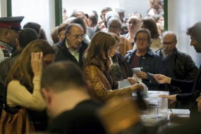 Gente que acude a votar al colegio electoral. JULIO CARBO