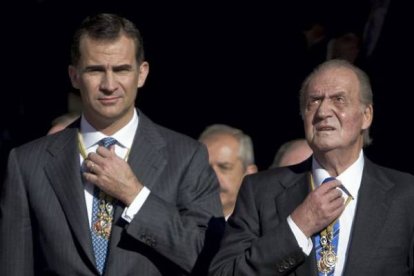 El Rey Juan Carlos y el príncipe Felipe salen del Congreso de los Diputados tras la inauguración de la nueva legislatura en presencia de diputados y senadores. Foto: EMILIO NARANJO | EFE
