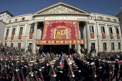 Las tropas desfilan tras la inauguración en el Congreso de los Diputados de la décima legislatura. Foto: EMILIO NARANJO | EFE