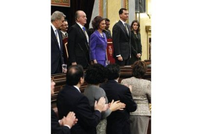 Los Reyes y los príncipes de Asturias han sido recibidos con un largo aplauso por los diputados y senadores antes de inaugurar la nueva legislatura. Foto: CHEMA MOYA | EFE