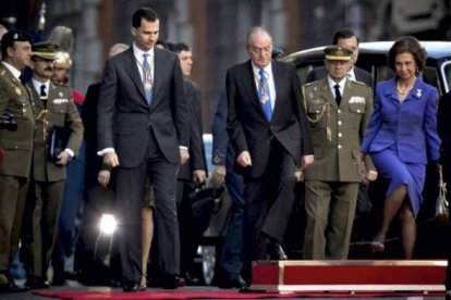 Los Reyes y los príncipes de Asturias, antes de acceder al Congreso de los Diputados por la puerta de los Leones. Foto: EMILIO NARANJO | EFE