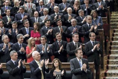 El presidente del Gobierno, Mariano Rajoy, los ministros y su grupo parlamentario aplauden a los Reyes y a los príncipes de Asturias a su llegada al Congreso de los Diputados. Foto: JUANJO MARTÍN | EFE