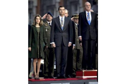 El Rey Juan Carlos y los príncipes de Asturias escuchan el himno nacional antes de dirigirse al Congreso de los Diputados para inaugurar la nueva legislatura. Foto: EMILIO NARANJO | EFE