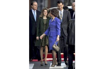 La reina Sofía y los príncipes de Asturias a su llegada a la Carrera de San Jerónimo. Foto: EMILIO NARANJO | EFE