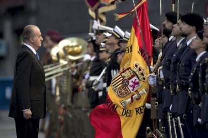 Juan Carlos I pasa revista a las tropas en la Carrera de San Jerónimo. Foto: EMILIO NARANJO | EFE