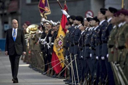 El Rey pasa revista a las tropas que le han rendido honores. Foto: EMILIO NARANJO | EFE