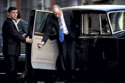 El Rey Juan Carlos a su llegada a la Carrera de San Jerónimo antes de acceder al Congreso de los Diputados. Foto: EMILIO NARANJO | EFE