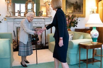La última imagen de la monarca, esta semana en su recepción con Liz Truss. ANDREW MILLIGAN