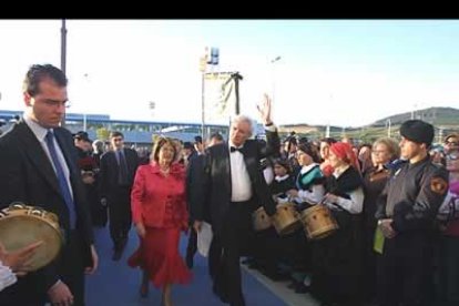 Luis del Olmo llegó al pabellón del Toralín acompañado por su esposa. Es el segundo año que el famoso locutor berciano consigue traer a su ciudad la entrefa de los premios más famosos de la radio.