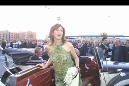 La presentadora del espacio de Antena 3 <i>Sabor a tí</i> llegó a la cita en un impresionante descapotable, acompañada por el periodista Pepe Oneto y el actor Alfredo Landa.