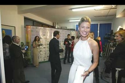 Anne Igartiburu, que condujo la gala junto a Luis del Olmo, llegó al pabellón de blanco y muy sonriente. La presentadora, que el año pasado recibió un Micrófono de Oro, fue una de las más piropeadas.