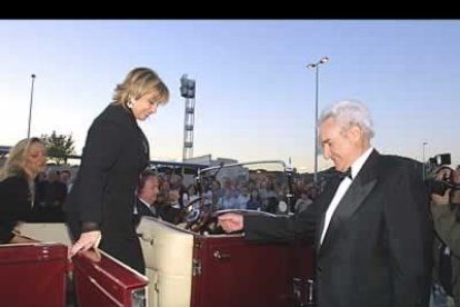 La presentadora de televisión María Teresa Campos, que fue recibida por Luis del Olmo, compartió uno de los coches antiguos con Marta Robles. Campos se mostró encantada de estar de nuevo en Ponferrada.