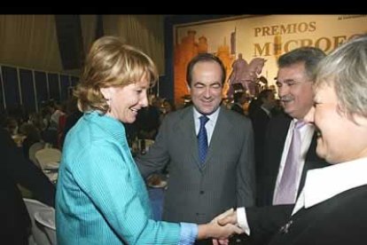 La presidenta de la Comunidad de Madrid, Esperanza Aguirre, habló del trauma vivido por los madrileños tras el 11-M a su llegada al pabellón del Toralín. «Nunca nos ecuperaremos», aseguró.