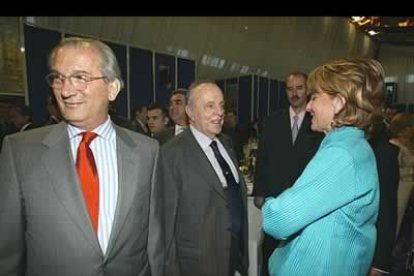 Aguirre conversa con el presidente de la Xunta, Manuel Fraga, -quien le entregó su premio-, en presencia del Diputado popular Juan Morano.