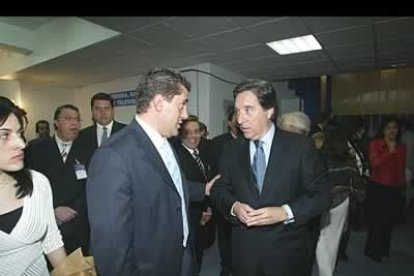 El presentador del programa Hoy por hoy de la cadena Ser, Iñaki Gabilondo, recibió de manos de su colega Luis del Olmo uno de los premios Micrófono de Oro en el apartado de radio.