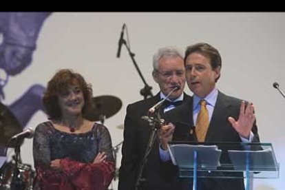 La deportista Blanca Fernánderz Ochoa, fue la encargada de entregar el premio al presentador de las noticias de Antena 3, Matias Prats.