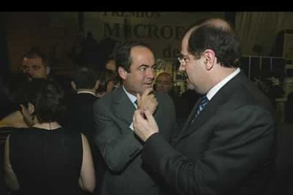 El nuevo ministro de Defensa también recibió un Micrófono de Oro anoche. José Bono, en la imagen conversando con Juan Vicente Herrera, valoró el premio como un signo de libertad.