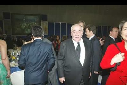 El presidente de El Corte Inglés, Isidoro Álvarez, cambió este año su papel en la gala para encargarse de entregar el premio Micrófono de Oro especial en el apartado de empresas al presidente del BBVA.