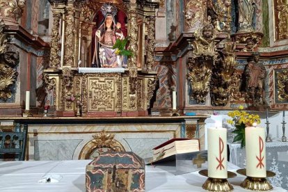 Imagen de Santa Eulalia y cofre con la reliquia en Grajal de Ribera. GAITERO