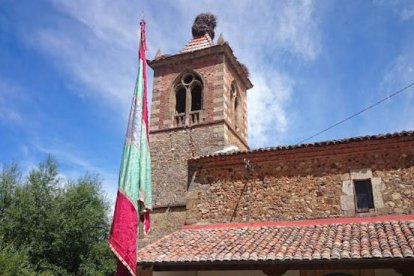 Iglesia de Santa Olaja de la Acción con pendones. EL TEMPLETE