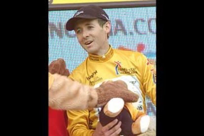 Roberto Heras por fin se ha puesto de líder y todo parece indicar que, tras su exhibición en Calar Alto, no dejará el maillot hasta llegar a Madrid.
