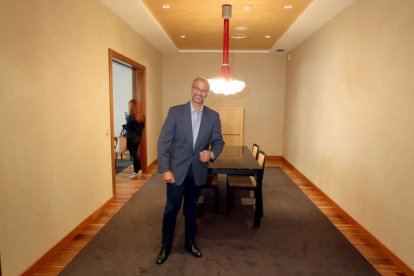 El presidente de las Cortes de Castilla y León, Luis Fuentes, muestra el apartamento reservado para el presidente del Parlamento Autonómico. El anuncio de Luis Fuentes de que iba a usarlo levantó una fuerte polémica / RUBÉN CACHO