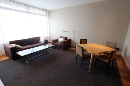 El salón del apartamento oficial / RUBÉN CACHO