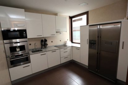 La cocina de la vivienda reservada para el presidente de las Cortes / RUBÉN CACHO