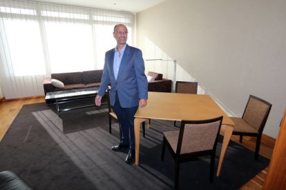 Luis Fuentes muestra el apartamento reservado para el presidente del Parlamento Autonómico / RUBÉN CACHO