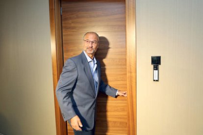 Fuentes en la puerta de acceso al apartamento, al que se llega de una manera reservada. / RUBÉN CACHO