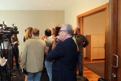 Los periodistas convocados para conocer el apartamento / RUBÉN CACHO