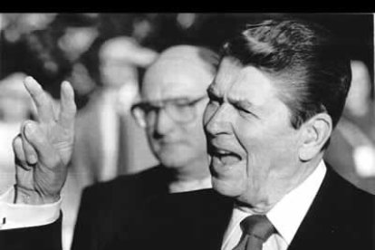 Ronald Reagan (1980-88) Republicano. Había sido actor. Muy conservador y ultraliberal, su política armamentística propició el derrumbe de la U.R.S.S.
